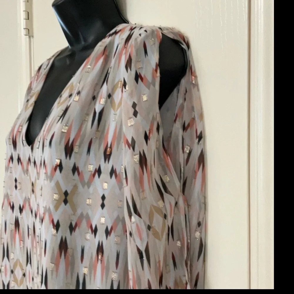 White‎ House Black Market Blouse Size 8 Sheer Split Sleeve V-Neck Printed Top - Picture 4 of 6